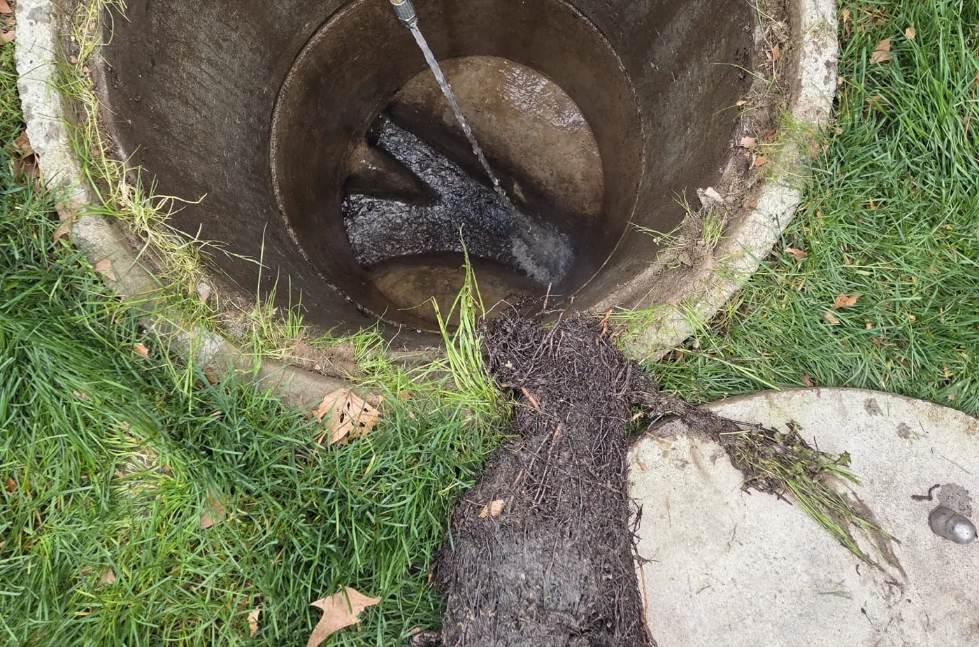 Cámara de alcantarillado en una parcela — trabajo real