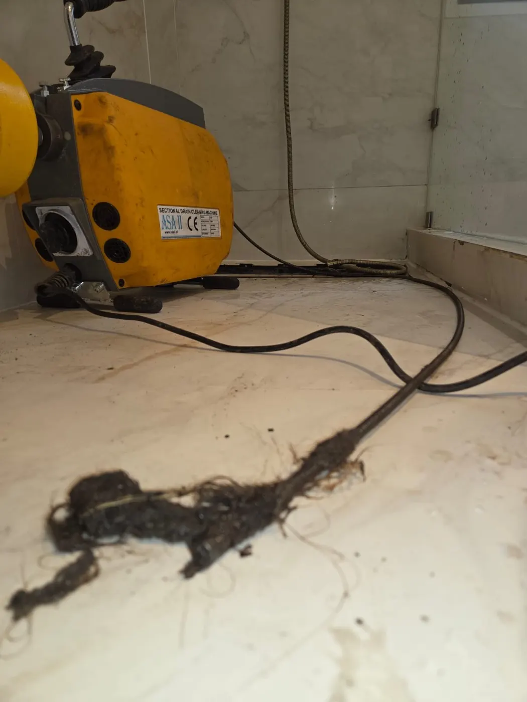 Máquina eléctrica destapando un baño — trabajo real