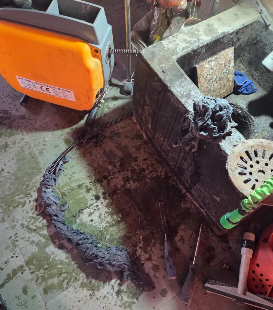 Limpieza de cámara desgrasadora en la cocina de un local — trabajo real de destapando.cl