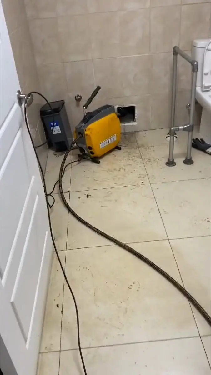 Máquina eléctrica destapando el baño de una casa en Santiago — trabajo real de destapando.cl