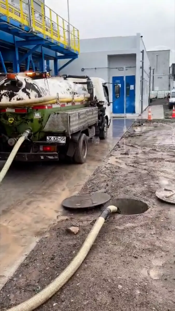 Camión de destapando.cl trabajando en una planta industrial en Santiago