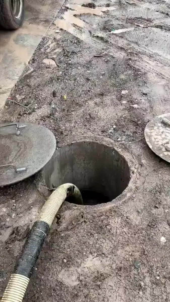 Camión limpia fosas succionando una fosa séptica — trabajo real de destapando.cl